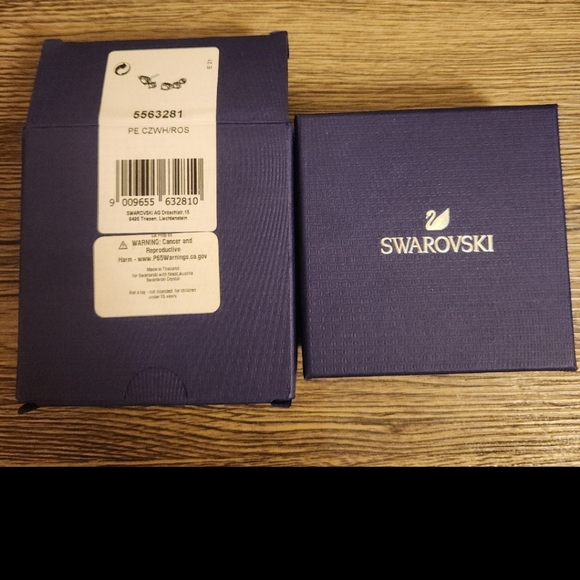 Swarovski Trendy Crystal Stud Earrings - Picture 7 of 9